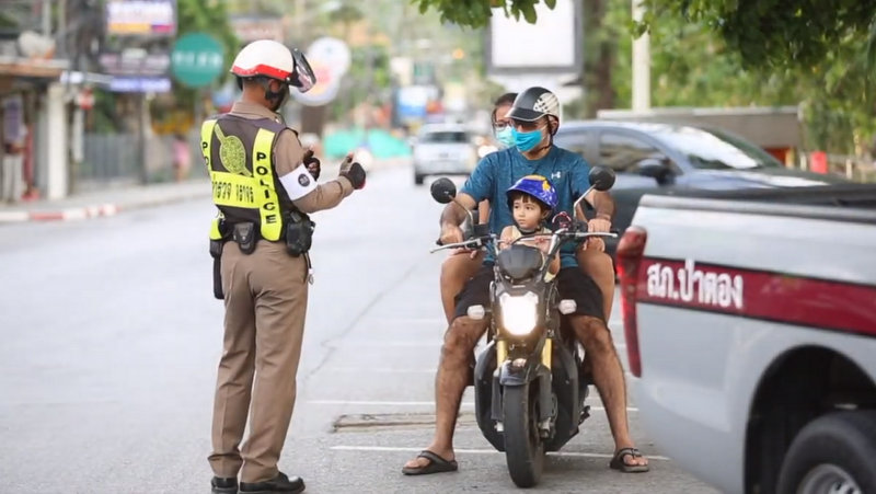 ตำรวจไทยเขียนใบสั่งให้คนขับมอเตอร์ไซค์